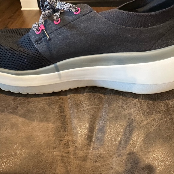 OOFOS - Picture 3 of 12